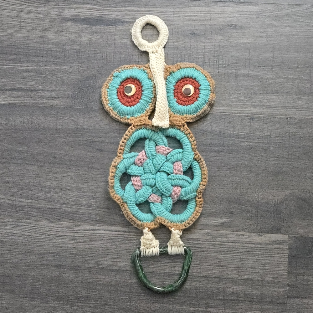 1970's Style Macrame Owl Wall Hanging Towel Holder Retro Boho MCM Green Brwn Vtg